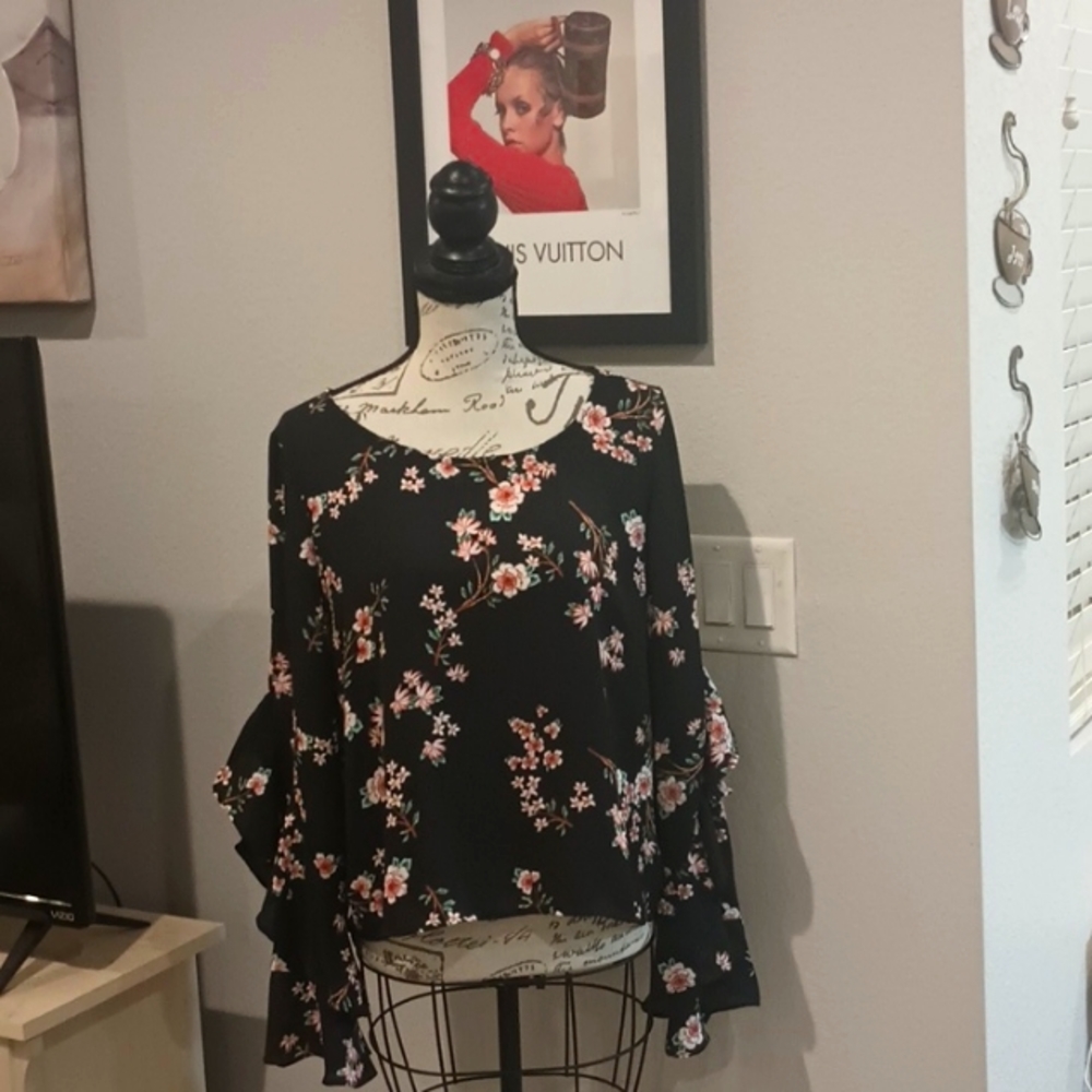 BB Dakota blouse, black, creme and tan floral. Sleeves are bell, nwot.